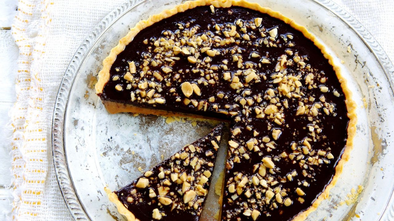 Caramel-Chocolate Tart with Salted Peanuts